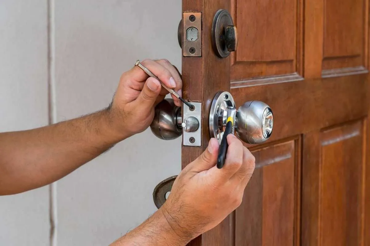 28 IMPORTANT_DOOR_REPAIRING_TIPS_FOR_YOU 1200x800 1